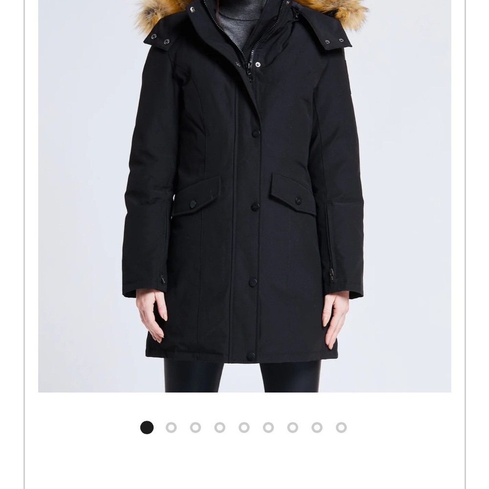 Elegant Black Puffer Coat with Faux Fur Trim